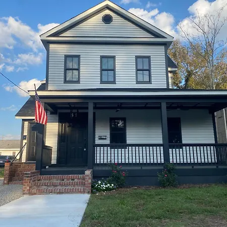 Historic, Fully-Renovated, Downtown Wilmington Home- Short Drive To Beaches